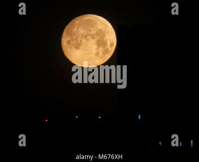 Dalian, Dalian, Chine. 1er mars 2018. Dalian, Chine-1er mars 2018 : Ciel s'élève au-dessus de la ville de Dalian, Liaoning Province du nord-est de la Chine. Crédit : SIPA Asie/ZUMA/Alamy Fil Live News Banque D'Images