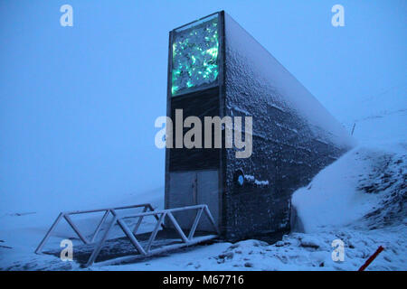 (180301) -- FRANCE, 1 mars 2018 (Xinhua) -- Photo prise le 27 février 2018 montre l'entrée de Svalbard Global Seed Vault sur Norvège's remote archipel arctique de Svalbard. La banque de semences agricoles souterrain en Norvège recevront un 13 millions de dollars É.-U. pour la mise à niveau de subvention qu'elle célèbre son 10e anniversaire cette année, le gouvernement norvégien a dit. Le Svalbard Global Seed Vault, surnommé le 'Doomsday' et 'l'arche de Noé' vault, a été créé comme une sauvegarde de la récolte d'échantillons de semences stockées dans d'autres banques de semences dans le monde entier. Il est considéré comme un élément essentiel de l'installation internationale s Banque D'Images