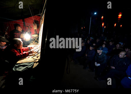 Huazhou, Province de Shaanxi en Chine. 28 Février, 2018. Les artistes jouent les Folk shadow puppets à Yuxian Village dans le district de Huazhou Weinan Ville, nord-ouest de la Chine, dans la province de Shaanxi, du 28 février 2018. Marionnette est l'un des patrimoines culturels immatériels en Chine. Credit : Liu Xiao/Xinhua/Alamy Live News Banque D'Images