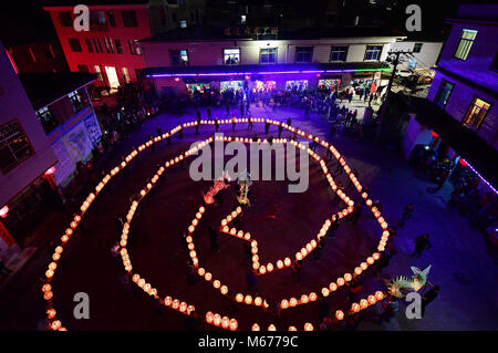 (180301) -- CHANGTING, Mars 1, 2018 (Xinhua) -- les gens effectuer avec des lanternes en forme de dragon de papier avec des techniques de sculpture pour accueillir la prochaine fête des Lanternes à Pengfang Village de Changting, comté du sud-est de la province de Fujian en Chine, le 28 février 2018. La Fête des lanternes tombe le 15e jour du premier mois lunaire, ou le 2 mars cette année. (Xinhua/Wei Peiquan) (2004) Banque D'Images