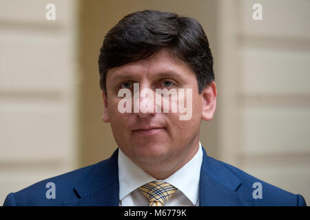 ***PHOTO*** Le ministre de l'intérieur Lubomír Metnar a supprimé Ceska posta prestataire de service postal chef Martin Elkan (photo) de son poste à la fin de février, a dit la porte-parole du ministère Hana Mala CTK le 22 février 2018. Légende originale : Martin Elkan, chef de la direction de la poste tchèque, est perçu au cours de la présentation de la nouveau timbre doté d'un des plus précieux droit de timbre-poste, le légendaire Maurice "Post Office" (bleu Maurice), à Prague, en République tchèque, le 6 septembre 2017. Le timbre sera d'une valeur de 16 couronnes tchèques. (Photo/CTK Michal Kamaryt) Banque D'Images