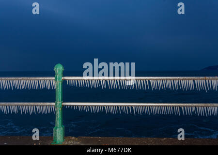 Penzance, Cornwall. 1er mars 2018. Météo britannique. Penzance, Cornwall, UK. L'eau a gelé dans la mer à des glaçons sur la promenade de la ville de bord de la bête au cours de garde-corps de l'Est, le crédit Mike Newman/AlamyLiveNews Banque D'Images