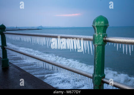 Penzance, Cornwall. 1er mars 2018. Météo britannique. Penzance, Cornwall, UK. L'eau a gelé dans la mer à des glaçons sur la promenade de la ville de bord de la bête au cours de garde-corps de l'Est, le crédit Mike Newman/AlamyLiveNews Banque D'Images