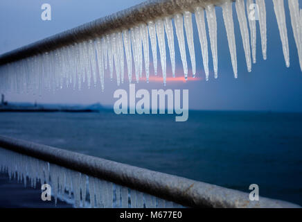 Penzance, Cornwall. 1er mars 2018. Météo britannique. Penzance, Cornwall, UK. L'eau a gelé dans la mer à des glaçons sur la promenade de la ville de bord de la bête au cours de garde-corps de l'Est, le crédit Mike Newman/AlamyLiveNews Banque D'Images