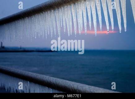 Penzance, Cornwall. 1er mars 2018. Météo britannique. Penzance, Cornwall, UK. L'eau a gelé dans la mer à des glaçons sur la promenade de la ville de bord de la bête au cours de garde-corps de l'Est, le crédit Mike Newman/AlamyLiveNews Banque D'Images