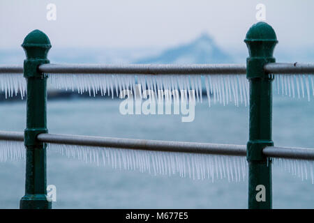 Penzance, Cornwall. 1er mars 2018. Météo britannique. Penzance, Cornwall, UK. L'eau a gelé dans la mer à des glaçons sur la promenade de la ville de bord de la bête au cours de garde-corps de l'Est, le crédit Mike Newman/AlamyLiveNews Banque D'Images