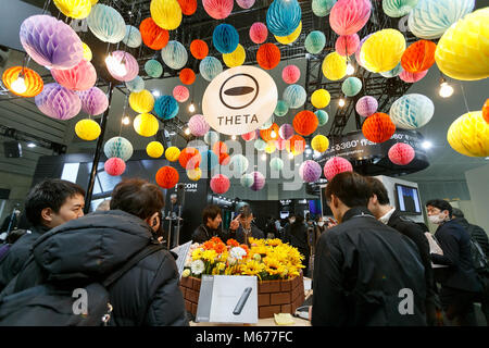 Yokohama, Japon. 1er mars 2018. Les visiteurs se réunissent à l'appareil photo et imagerie photo CP 2018 Show le 1 mars 2018, Yokohama, Japon. Le CP est la plus grande exposition de l'imagerie de l'appareil photo et photo. Cette année, 1 123 stands d'exposants et environ 70 000 visiteurs sont attendus durant les quatre jours de trade show qui se tient au Pacifico Yokohama et OSANBASHI Hall jusqu'au 4 mars. Credit : Rodrigo Reyes Marin/AFLO/Alamy Live News Banque D'Images