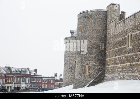 Windsor, Royaume-Uni. 1er mars 2018. Météo France : la neige se trouve sur le terrain autour du château de Windsor. Les résidents locaux se réveilla pour une nuit de neige à Windsor, Berkshire, et ont été prévenus de s'attendre à plus de neige à partir de midi. Credit : Mark Kerrison/Alamy Live News Banque D'Images