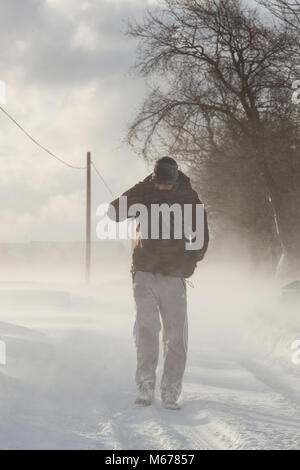 Larbert, Centre de l'Écosse. 1er mars 2018. Randonnée pédestre accueil ayant abandonné sa voiture participant à l'aéroport de Glasgow en vacances. Bête de l'Est. Crédit : Thomas Gorman/Alamy Live News Banque D'Images