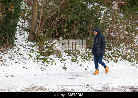 Ashford, Kent, UK. 1er mars 2018. Météo France : bête de l'Est. Une douche de neige ce matin dans le centre-ville d'Ashford dans le Kent avec des effectifs locaux potentiellement dangereux le sablage des trottoirs et chaussées. La météo devrait se dégrader plus tard aujourd'hui et à vendredi. Température actuelle est de -4°C, mais se sent comme -11°C. Crédit photo : PAL / Alamy Images Live News Banque D'Images