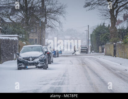 Clitheroe, Lancs. 1er mars 2018. Météo France : Tôt le matin apporte la neige Clitheroe et la vallée de Ribble, à un point mort. Les banlieusards sont confrontés à une tâche difficile avec les retards des transports publics et routes fermées. De nombreuses écoles fermées. Crédit : STEPHEN FLEMING/Alamy Live News Banque D'Images