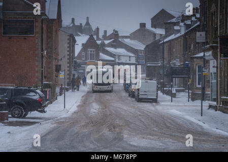 Clitheroe, Lancs. 1er mars 2018. Météo France : Tôt le matin apporte la neige Clitheroe et la vallée de Ribble, à un point mort. Les banlieusards sont confrontés à une tâche difficile avec les retards des transports publics et routes fermées. De nombreuses écoles fermées. Crédit : STEPHEN FLEMING/Alamy Live News Banque D'Images