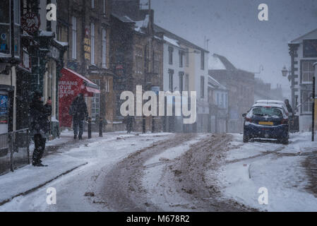 Clitheroe, Lancs. 1er mars 2018. Météo France : Tôt le matin apporte la neige Clitheroe et la vallée de Ribble, à un point mort. Les banlieusards sont confrontés à une tâche difficile avec les retards des transports publics et routes fermées. De nombreuses écoles fermées. Crédit : STEPHEN FLEMING/Alamy Live News Banque D'Images