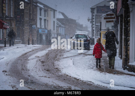 Clitheroe, Lancs. 1er mars 2018. Météo France : Tôt le matin apporte la neige Clitheroe et la vallée de Ribble, à un point mort. Les banlieusards sont confrontés à une tâche difficile avec les retards des transports publics et routes fermées. De nombreuses écoles fermées. Crédit : STEPHEN FLEMING/Alamy Live News Banque D'Images