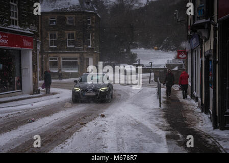 Clitheroe, Lancs. 1er mars 2018. Météo France : Tôt le matin apporte la neige Clitheroe et la vallée de Ribble, à un point mort. Les banlieusards sont confrontés à une tâche difficile avec les retards des transports publics et routes fermées. De nombreuses écoles fermées. Crédit : STEPHEN FLEMING/Alamy Live News Banque D'Images