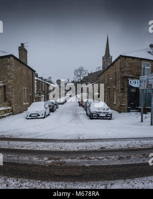 Clitheroe, Lancs. 1er mars 2018. Météo France : Tôt le matin apporte la neige Clitheroe et la vallée de Ribble, à un point mort. Les banlieusards sont confrontés à une tâche difficile avec les retards des transports publics et routes fermées. De nombreuses écoles fermées. Crédit : STEPHEN FLEMING/Alamy Live News Banque D'Images