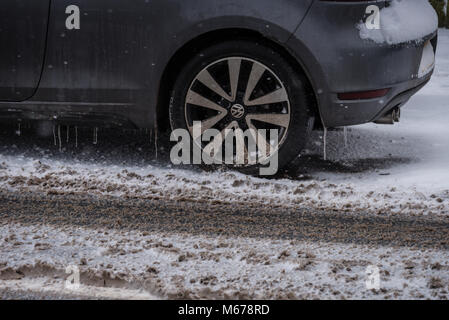 Clitheroe, Lancs. 1er mars 2018. Météo France : Tôt le matin apporte la neige Clitheroe et la vallée de Ribble, à un point mort. Les banlieusards sont confrontés à une tâche difficile avec les retards des transports publics et routes fermées. De nombreuses écoles fermées. Crédit : STEPHEN FLEMING/Alamy Live News Banque D'Images