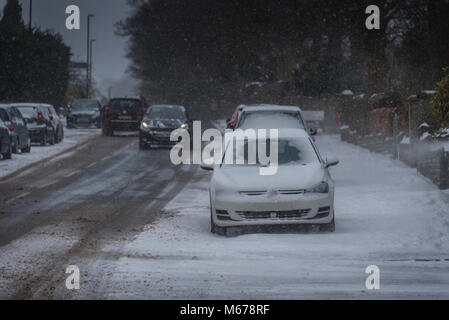 Clitheroe, Lancs. 1er mars 2018. Météo France : Tôt le matin apporte la neige Clitheroe et la vallée de Ribble, à un point mort. Les banlieusards sont confrontés à une tâche difficile avec les retards des transports publics et routes fermées. De nombreuses écoles fermées. Crédit : STEPHEN FLEMING/Alamy Live News Banque D'Images