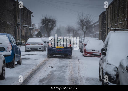 Clitheroe, Lancs. 1er mars 2018. Météo France : Tôt le matin apporte la neige Clitheroe et la vallée de Ribble, à un point mort. Les banlieusards sont confrontés à une tâche difficile avec les retards des transports publics et routes fermées. De nombreuses écoles fermées. Crédit : STEPHEN FLEMING/Alamy Live News Banque D'Images