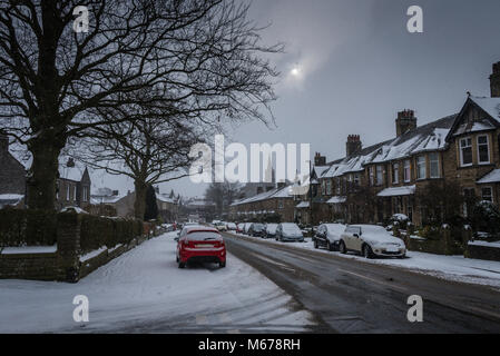 Clitheroe, Lancs. 1er mars 2018. Météo France : Tôt le matin apporte la neige Clitheroe et la vallée de Ribble, à un point mort. Les banlieusards sont confrontés à une tâche difficile avec les retards des transports publics et routes fermées. De nombreuses écoles fermées. Crédit : STEPHEN FLEMING/Alamy Live News Banque D'Images