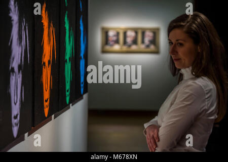 Londres, Royaume-Uni. 1er mars 2018. Andy Warhol, Six auto-portraits (1986, devis sur demande - l'avant-plan) et Francis Bacon, trois études pour un Portrait (1976, Estimation : € 10,000,000-15,000 000) - Christie's aperçu de l'après-guerre et contemporain de leur vente. Crédit : Guy Bell/Alamy Live News Banque D'Images