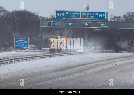 Larbert, Centre de l'Écosse. 1er mars 2018. Un chasse-neige essaye de garder le M9 à l'écart de la neige. Bête de l'Est. Crédit : Thomas Gorman/Alamy Live News Banque D'Images