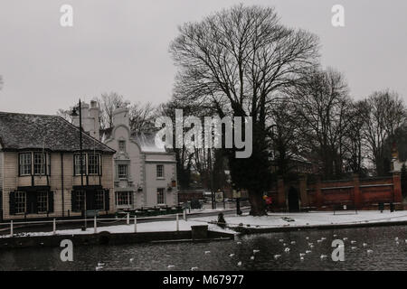 Carshalton, UK. 06Th Mar, 2018. que Storm Emma doit arriver en Angleterre en tout temps, la forme de la bête l'Est a fait des ravages en Angleterre, un gris et blanc très froid jour dans le sud de Londres, Carshalton Park, où l'oiseau ne semblent pas la peine par le gel, ni n'a peu de marcheurs et un père et sa fille qui sledged heureux dans le parc@Paul Quezada-Neiman/Alamy Live News Crédit : Paul/Quezada-Neiman Alamy Live News Banque D'Images