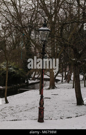 Carshalton, UK. 06Th Mar, 2018. que Storm Emma doit arriver en Angleterre en tout temps, la forme de la bête l'Est a fait des ravages en Angleterre, un gris et blanc très froid jour dans le sud de Londres, Carshalton Park, où l'oiseau ne semblent pas la peine par le gel, ni n'a peu de marcheurs et un père et sa fille qui sledged heureux dans le parc@Paul Quezada-Neiman/Alamy Live News Crédit : Paul/Quezada-Neiman Alamy Live News Banque D'Images