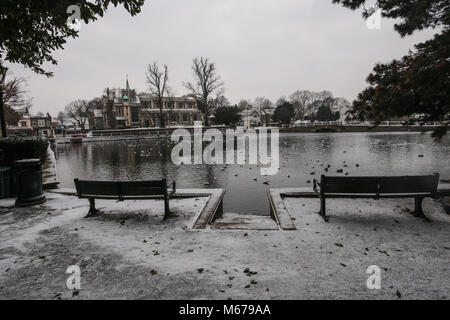 Carshalton, UK. 06Th Mar, 2018. que Storm Emma doit arriver en Angleterre en tout temps, la forme de la bête l'Est a fait des ravages en Angleterre, un gris et blanc très froid jour dans le sud de Londres, Carshalton Park, où l'oiseau ne semblent pas la peine par le gel, ni n'a peu de marcheurs et un père et sa fille qui sledged heureux dans le parc@Paul Quezada-Neiman/Alamy Live News Crédit : Paul/Quezada-Neiman Alamy Live News Banque D'Images