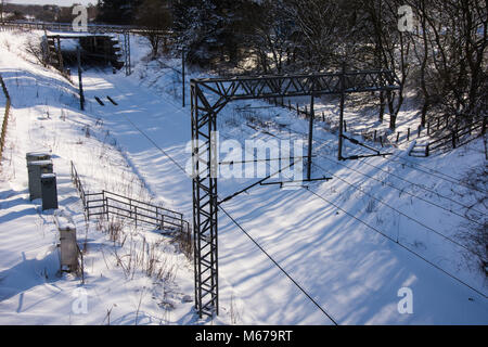 Bathgate, West Lothian, UK.1er mars 2018. La ligne de chemin de fer de Glasgow Édimbourg est recouverte de neige à mesure que les services sont annulées à cause de conditions météorologiques extrêmes après l'alerte "rouge" à cause de la "bête de l'Est'. Banque D'Images