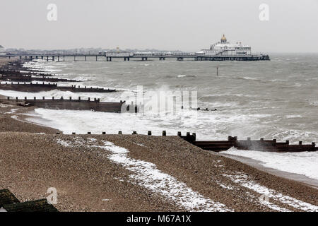 Eastbourne, East Sussex, UK. 1er mars 2018. Les conditions de gel et de neige atteint la côte sud de l'East Sussex Banque D'Images