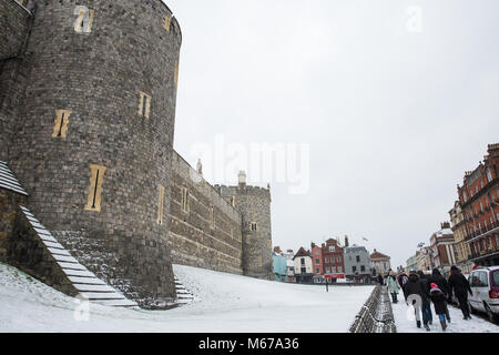 Windsor, Royaume-Uni. 1er mars 2018. Météo France : la neige se trouve sur le terrain autour du château de Windsor. Les résidents locaux se réveilla pour une nuit de neige à Windsor, Berkshire, et ont été prévenus de s'attendre à plus de neige à partir de midi. Credit : Mark Kerrison/Alamy Live News Banque D'Images