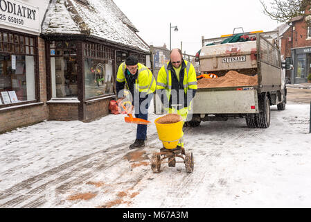 Les employés du conseil de la ville se préparent à la tempête Emma qui apporte de la neige dans le sud de l'Angleterre, Fordingbridge, New Forest, Hampshire, Angleterre, Royaume-Uni, 1st mars 2018 Banque D'Images