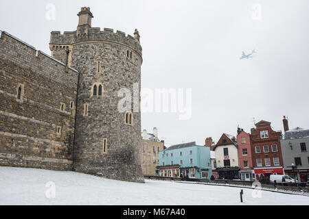 Windsor, Royaume-Uni. 1er mars 2018. Météo France : la neige se trouve sur le terrain autour du château de Windsor. Les résidents locaux se réveilla pour une nuit de neige à Windsor, Berkshire, et ont été prévenus de s'attendre à plus de neige à partir de midi. Credit : Mark Kerrison/Alamy Live News Banque D'Images