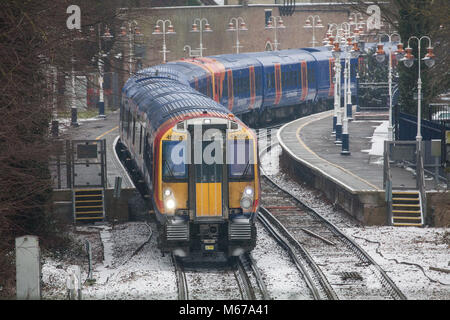 Windsor, Royaume-Uni. 1er mars 2018. Météo France : un service de trains sud-ouest laisse Windsor et Eton Riverside station sur la route de Londres Waterloo. South West Trains circulent d'un bon service de Windsor à Londres mais les services via Great Western Trains dans London Paddington ont été soumis à des fermetures (Paddington Station a été fermé), les annulations et retards. Credit : Mark Kerrison/Alamy Live News Banque D'Images