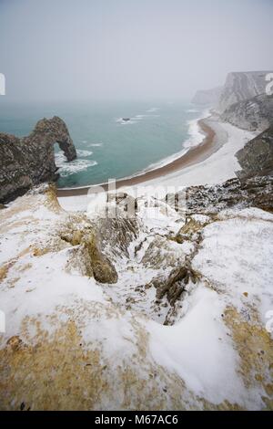 Durdle Door, Dorset, UK. 1ère MAT 2018. Météo britannique. La neige provenant de la bête de l'Est, côte sud de Dorset. Credit : DTNews/Alamy Live News Banque D'Images