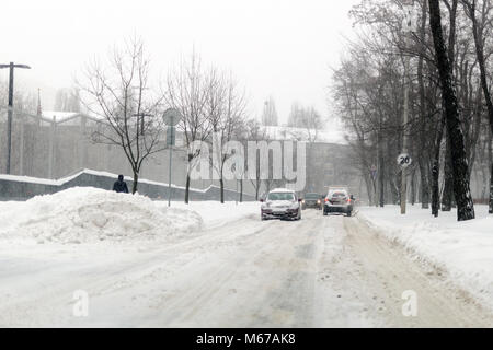 Kiev, Ukraine - 1 mars, 2018. De fortes chutes de neige , givre et Blizzard en Europe de l'Est. Embouteillage. Le gel et l'anormal météo à début de printemps . Credit : Kyryl Gorlov/Alamy Live News Banque D'Images