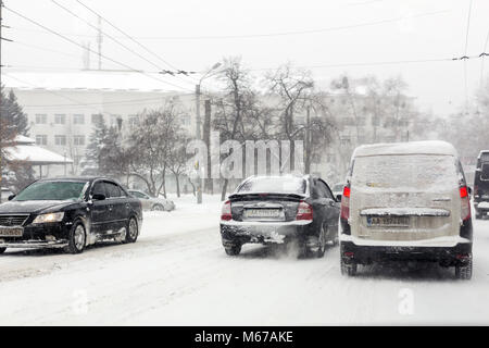 Kiev, Ukraine - 1 mars, 2018. De fortes chutes de neige , givre et Blizzard en Europe de l'Est. Embouteillage. Le gel et l'anormal météo à début de printemps . Credit : Kyryl Gorlov/Alamy Live News Banque D'Images