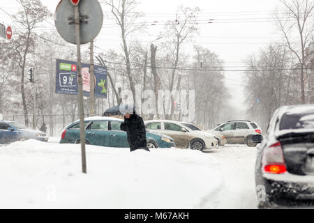 Kiev, Ukraine - 1 mars, 2018. De fortes chutes de neige , givre et Blizzard en Europe de l'Est. Embouteillage. Le gel et l'anormal météo à début de printemps . Credit : Kyryl Gorlov/Alamy Live News Banque D'Images