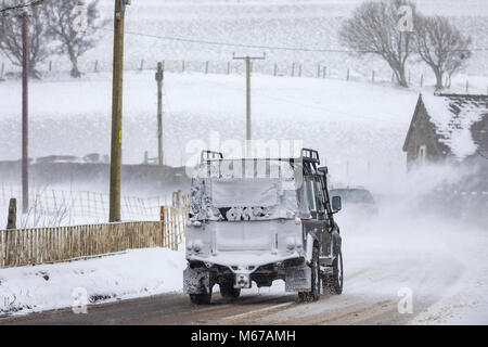 La tempête Emma et bête de la bête créé conditions routières dangereuses avec la neige du vent et de la neige soufflée dans le village rural de Bylchau dans Denbighshire coupés par les conditions météorologiques, au Pays de Galles, Royaume-Uni Banque D'Images