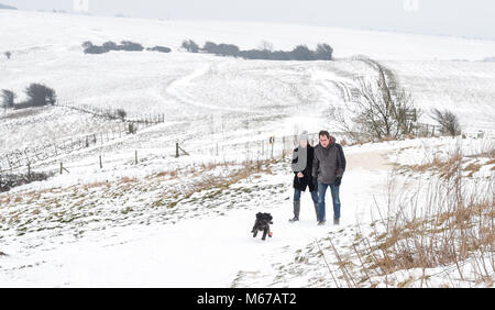 Brighton, UK. 1er mars 2018. Météo France : Dog Walkers de profiter des beaux paysages de neige à Ditchling Beacon le long de la South Downs Way juste au nord de Brighton que "la Bête de l'Est de l'Arctique' blast et Storm Emma répartis à travers le pays Photo prise par Simon Dack Crédit : Simon Dack/Alamy Live News Banque D'Images