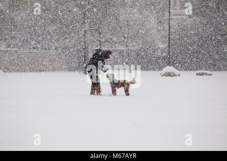 Londres, Royaume-Uni. 28 Février, 2018. Le poids de la neige tomber comme bête de l'est Grande-bretagne balaie menant au-dessous de zéro températures de gel.Les gens profiter de la neige à Hackney Downs Park of East London Crédit : Emin Ozkan / Alamy Live News Banque D'Images