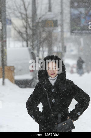 1 mars 2018 - Kiev, Ukraine - une femme à pied la rue à travers la neige à Kiev, Ukraine, 1 er mars 2018. L'effondrement des transports apparaît dans Kiev, ville a été frappé avec une lourde tempête irrépressible dans un tout premier jour du printemps. (Crédit Image : © Sergii Kharchenko via Zuma sur le fil) Banque D'Images