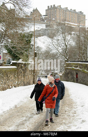 Edinburgh, Royaume-Uni. 06Th Mar, 2018. Jeudi 1er mars 2018 : Édimbourg, Écosse, Royaume-Uni Météo. La Bête de l'Est continue de provoquer des troubles partout au pays. De nombreuses personnes ont séjourné à la maison et les écoles sont fermées dans la plupart des régions du pays à la suite de plus fortes chutes de neige pendant la nuit. Touristes sous le château d'Édimbourg Crédit : Andrew O'Brien/Alamy Live News Banque D'Images