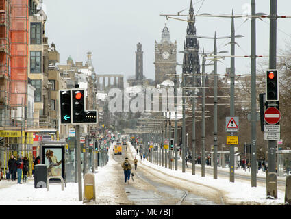 Edinburgh, Royaume-Uni. 06Th Mar, 2018. Jeudi 1er mars 2018 : Édimbourg, Écosse, Royaume-Uni Météo. La Bête de l'Est continue de provoquer des troubles partout au pays. De nombreuses personnes ont séjourné à la maison et les écoles sont fermées dans la plupart des régions du pays à la suite de plus fortes chutes de neige pendant la nuit. Un homme porte son snowboard sur un généralement occupé Princes Street, Édimbourg : l'artère principale. Crédit : Andrew O'Brien/Alamy Live News Banque D'Images