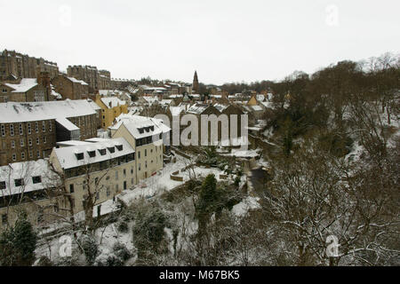 Edinburgh, Royaume-Uni. 06Th Mar, 2018. Jeudi 1er mars 2018 : Édimbourg, Écosse, Royaume-Uni Météo. La Bête de l'Est continue de provoquer des troubles partout au pays. De nombreuses personnes ont séjourné à la maison et les écoles sont fermées dans la plupart des régions du pays à la suite de plus fortes chutes de neige pendant la nuit. Dean Village Crédit : Andrew O'Brien/Alamy Live News Banque D'Images