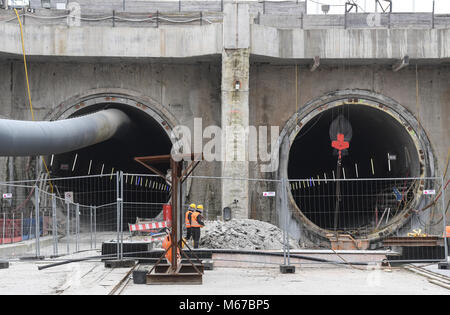 Rastatt, Allemagne. 06Th Mar, 2018. Les travailleurs de la construction, debout devant le train tunnel à Rastatt, Allemagne, 01 mars 2018. Dommages à la nouvelle élaboration de la ligne Karlsruhe-Basel en 2017 a vu l'eau et la terre s'infiltrer dans le site. Avec les pistes de couler, une zone du tunnel a dû être fermé avec 2000 mètres cubes de ciment à l'aide d'une machine de forage. Ces butées de béton sont maintenant supprimés. Crédit : Patrick Seeger/dpa/Alamy Live News Banque D'Images