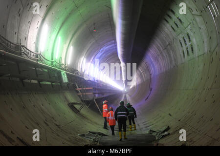 Rastatt, Allemagne. 06Th Mar, 2018. La Deutsche Bahn (chemins de fer allemands) et des membres de la presse dans l'est du tunnel à Rastatt, Allemagne, 01 mars 2018. Dommages à la nouvelle élaboration de la ligne Karlsruhe-Basel en 2017 a vu l'eau et la terre s'infiltrer dans le site. Avec les pistes de couler, une zone du tunnel a dû être fermé avec 2000 mètres cubes de ciment à l'aide d'une machine de forage. Ces butées de béton sont maintenant supprimés. Crédit : Patrick Seeger/dpa/Alamy Live News Banque D'Images