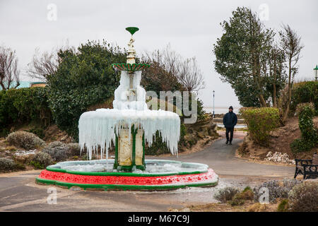 Cascade d'eau sur une fontaine en mouvement gelé Mar 2018.Gel sévère de nuit au Royaume-Uni sur la côte de Fylde.Fontaine circulaire glacée recouverte de glaces sur les jardins de la promenade.Lytham St Annes, Lancashire.ROYAUME-UNI Banque D'Images