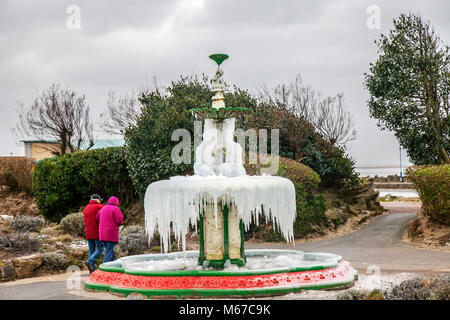 Cascade d'eau sur une fontaine en mouvement gelé Mar 2018.Gel sévère de nuit au Royaume-Uni sur la côte de Fylde.Fontaine circulaire glacée recouverte de glaces sur les jardins de la promenade.Lytham St Annes, Lancashire.ROYAUME-UNI Banque D'Images